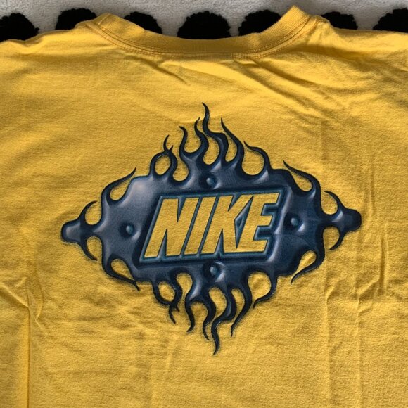Vintage Nike Swoosh Graphic Print T-Shirt - Picture 4 of 9